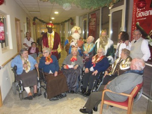 Los Reyes Magos visitan el Centro de Mayores de Fundomar