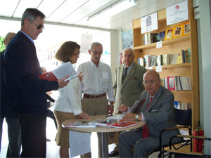 Nicolás Salas firma en el estand de la AFA