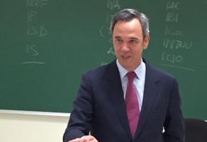 Rafael Benítez inicia el módulo sobre el régimen fiscal en el curso de experto de Sevilla