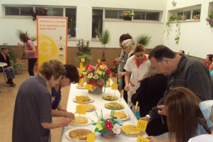 Los mayores de la residencia Geron de Lebrija ejercen de jurado en un concurso de cata tortilla de patatas