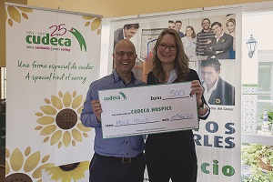 La Fundación Cudeca recibe un cheque solidario de Helle Hollis