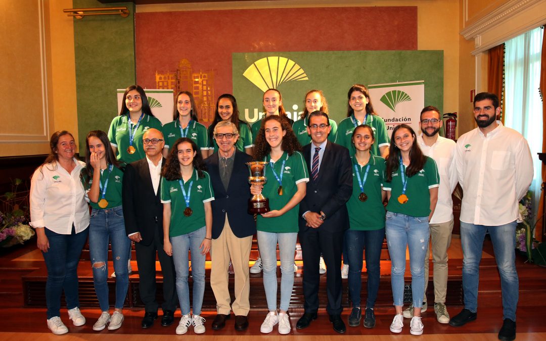 El presidente de la Fundación Unicaja recibe a las jugadoras del equipo femenino infantil de Baloncesto
