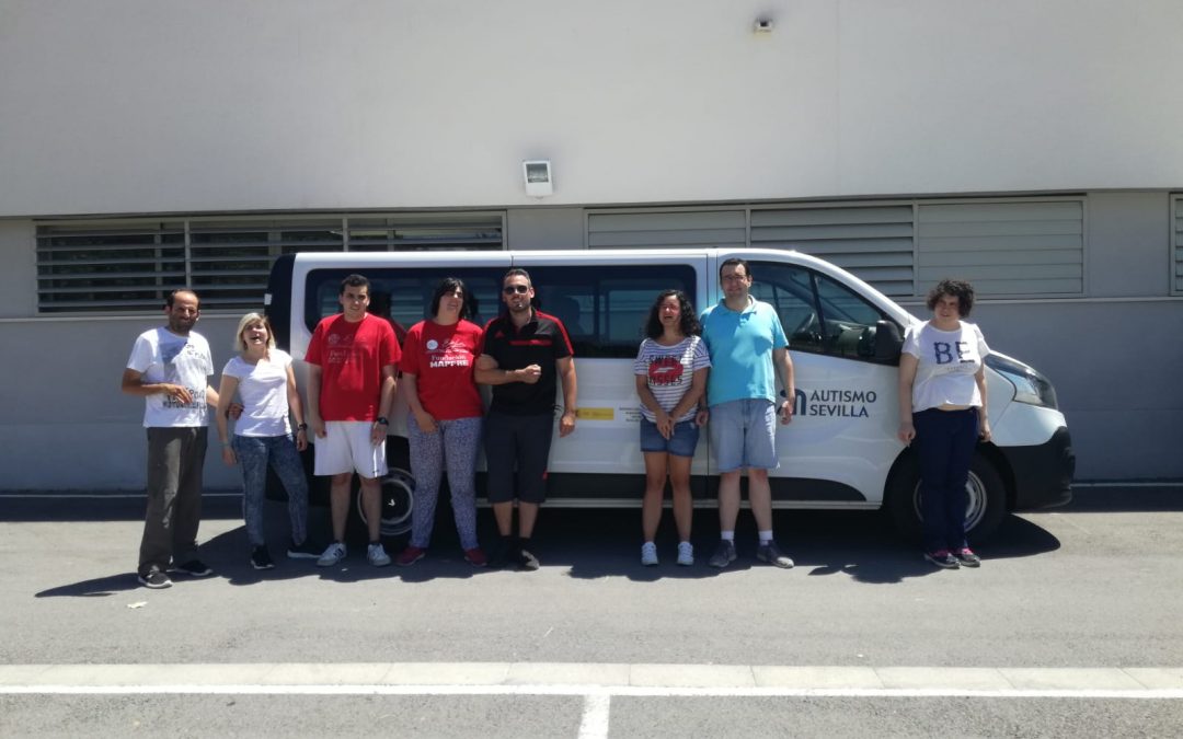 Autismo Sevilla adquiere una nueva furgoneta para seguir facilitando la vida a las personas con TEA