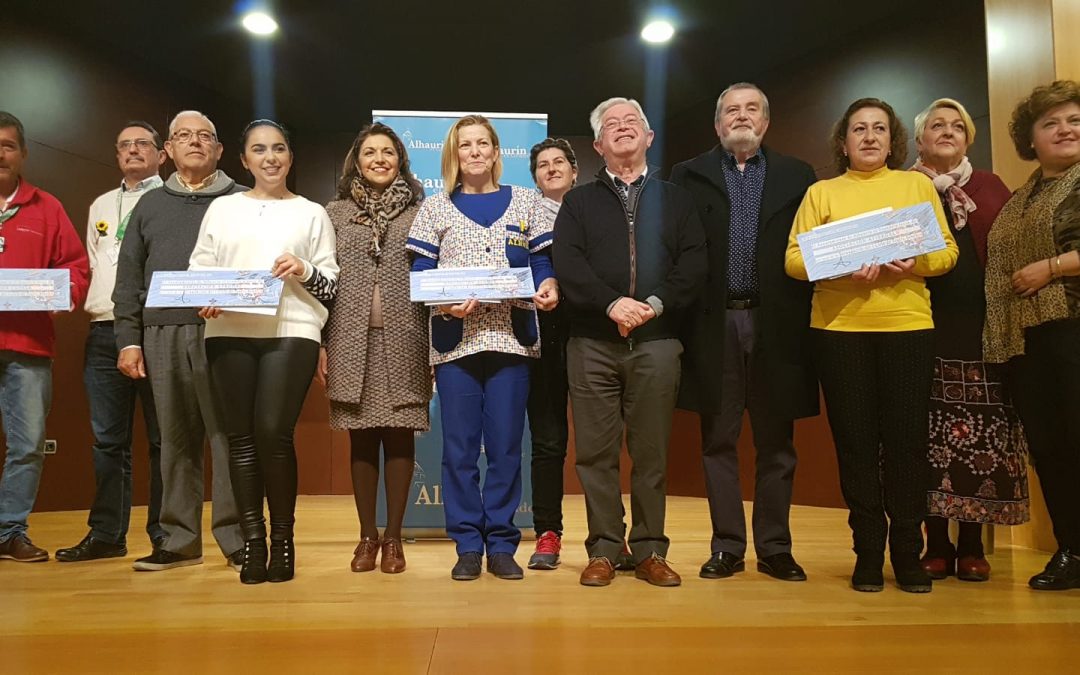 Entrega de fondos recaudados por la Asociación Cultural de Técnicos Teatrales de Torremolinos en su obra “Un Espíritu Burlón” a Cudeca