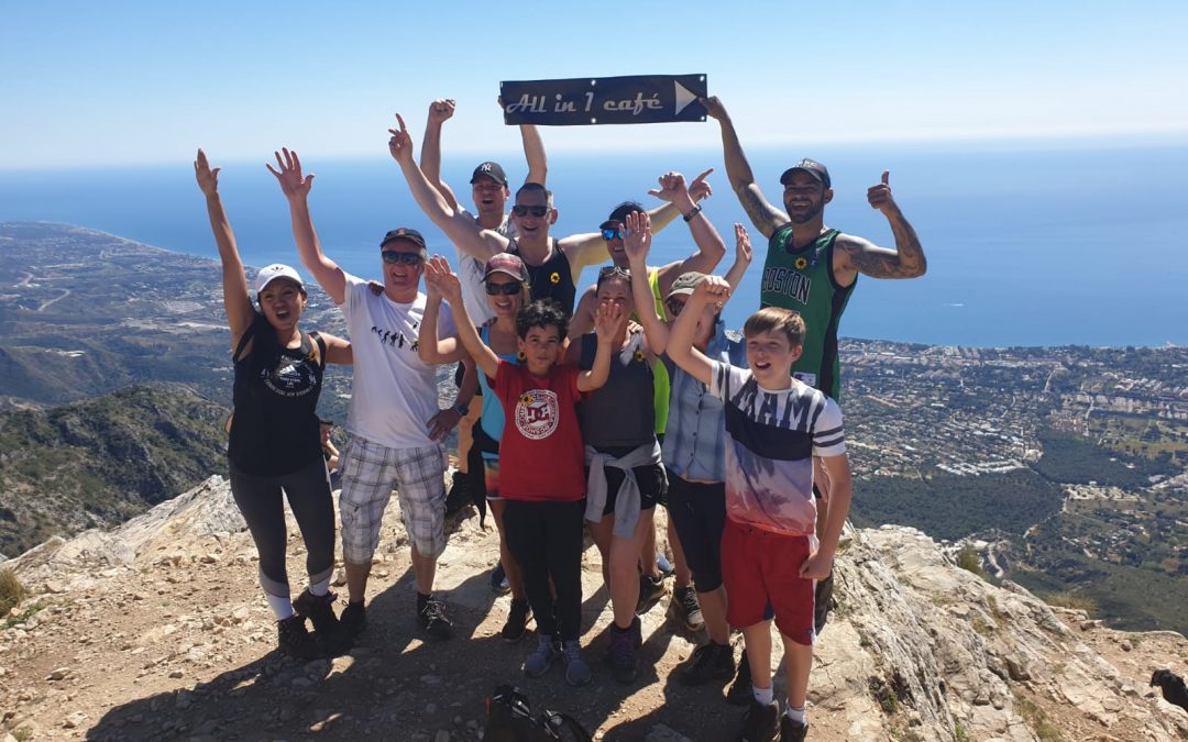 Un pequeño grupo de excursionistas solidarios  recauda fondos por CUDECA en All in 1 Café