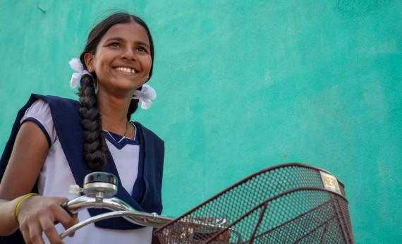 “Bicicletas con poder”, la campaña de la Fundación Vicente Ferrer para evitar que las adolescentes abandonen la escuela