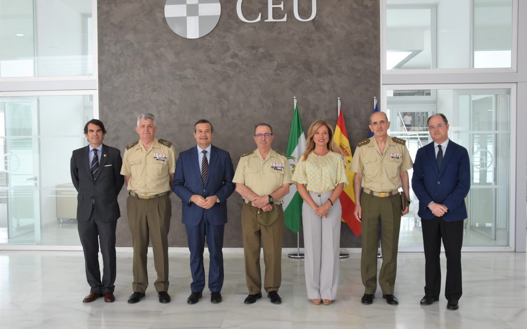 El Teniente General Jefe del Cuartel General de la Fuerza Terrestre, Juan Gómez de Salazar, visita CEU Andalucía