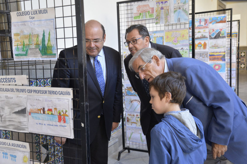 AguaGranada expone las redacciones y dibujos de su concurso escolar en el Patio del Ayuntamiento