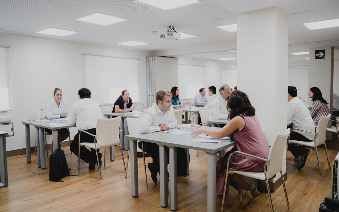 Diez empresas hosteleras sevillanas entrevistan simultáneamente a los beneficiarios de la segunda edición de Andaluces Compartiendo por el Empleo