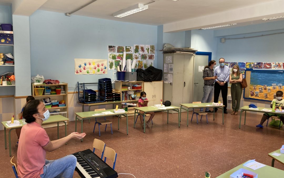 El Comisionado para el Polígono Sur y la Directora-Gerente de la Fundación BarenboimSaid visitan el taller de música de la Escuela de Verano de Entre Amigos