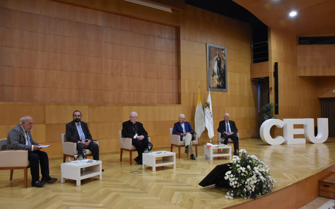 El cardenal Carlos Amigo Vallejo participa en el Encuentro 25 Aniversario CEU Andalucía