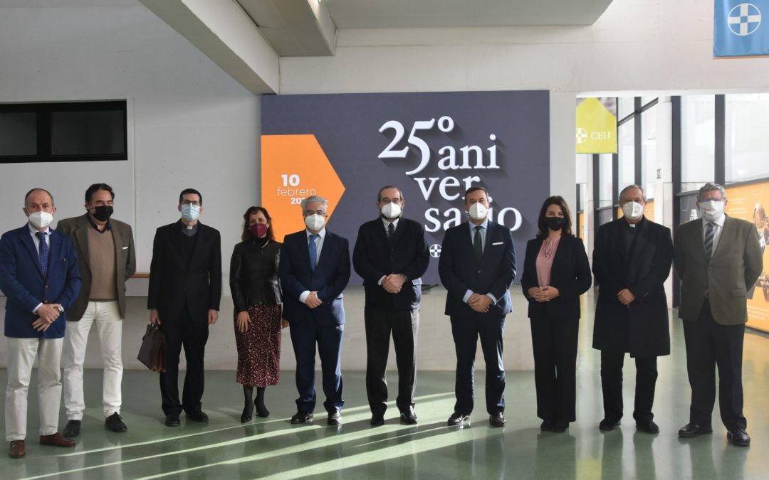 CEU Andalucía inaugura la exposición de su 25 aniversario