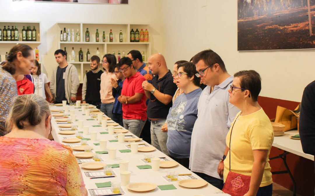 43 usuarios de la Asociación Down Sevilla amplían sus conocimientos sobre la cultura aceitera en la Hacienda Guzmán