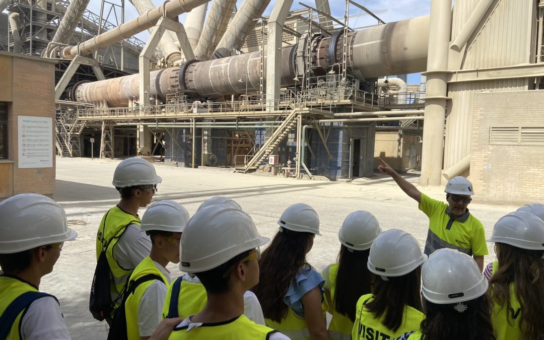FLACEMA y Votorantim Cimentos reciben en la fábrica de cementos de Niebla a más de 90 alumnos de los institutos de Niebla y Bonares