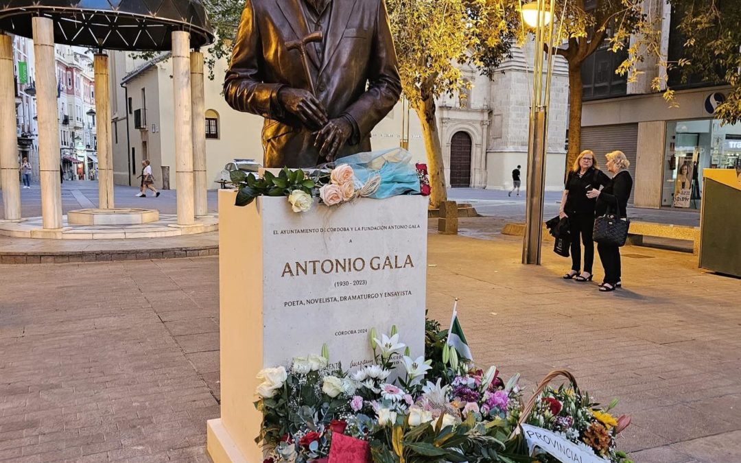 Inaugurada la escultura de Antonio Gala en el centro de Córdoba