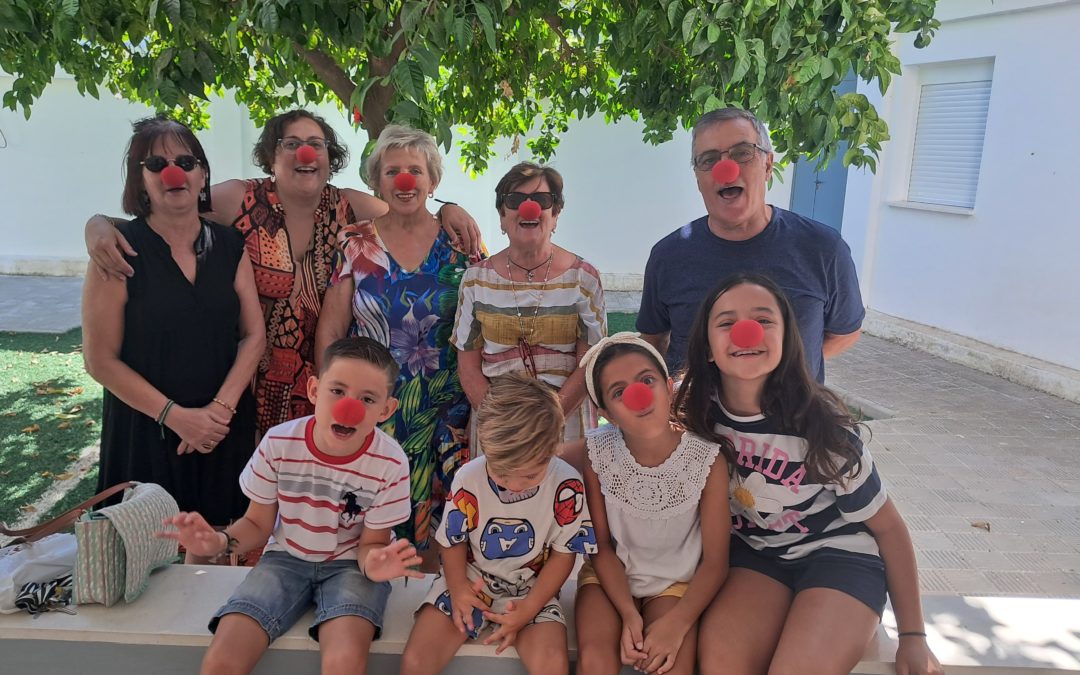 Celebrando el día internacional de las abuelas y los abuelos en el taller intergeneracional «Compartir es salud»