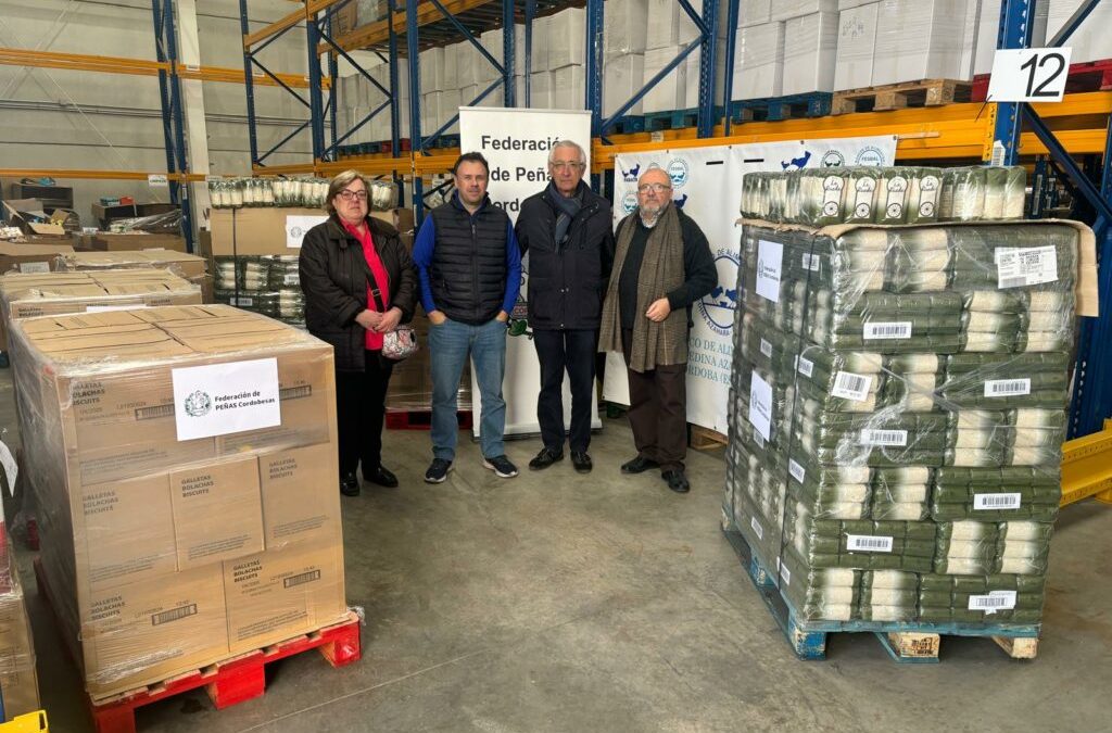 La Federación de Peñas sorprende al Banco de Alimentos con galletas y arroz