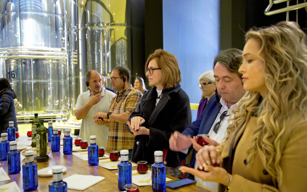 Representantes del sector turístico de Jaén visitan la almazara de Coosur en Jabalquinto