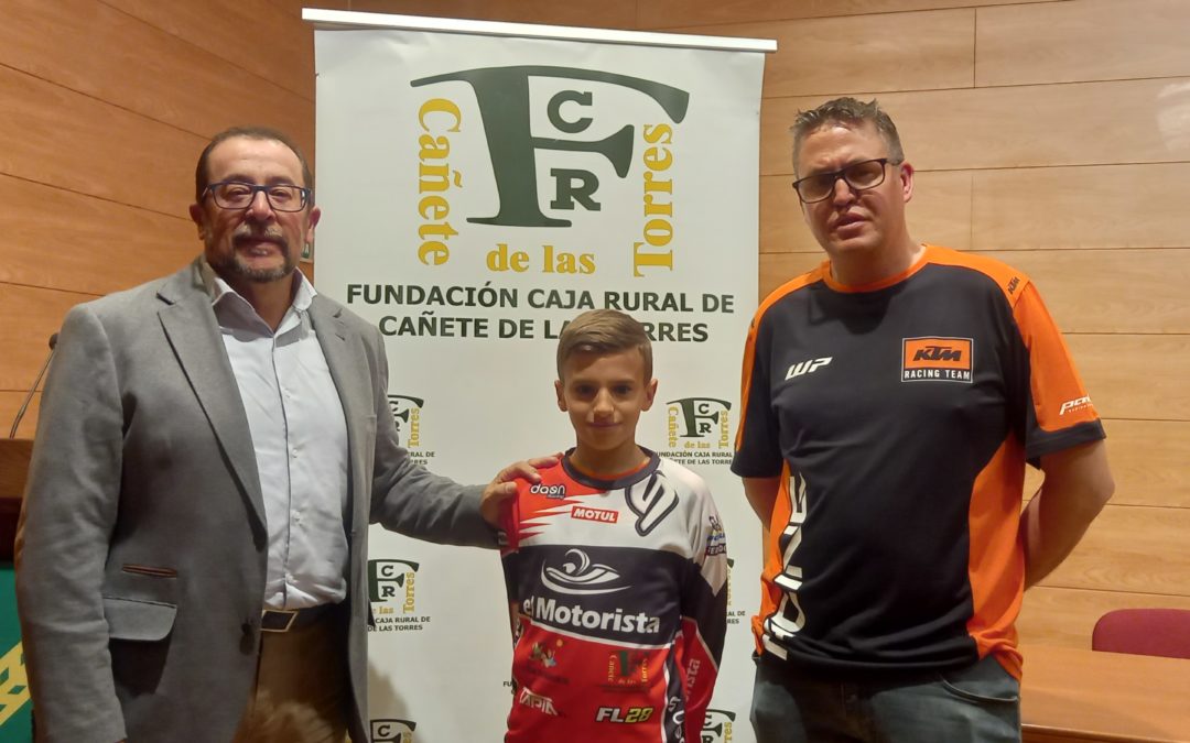 La Fundación Caja Rural de Cañete de las Torres patrocina al joven piloto de Cross, Marcos Tapia